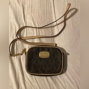 cute small micheal kors bag/wallet. to negotiate the price send offers